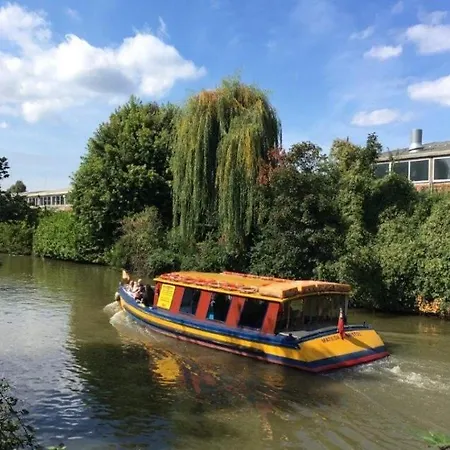 Adventure Riverside Campervan ! Botel Bristol