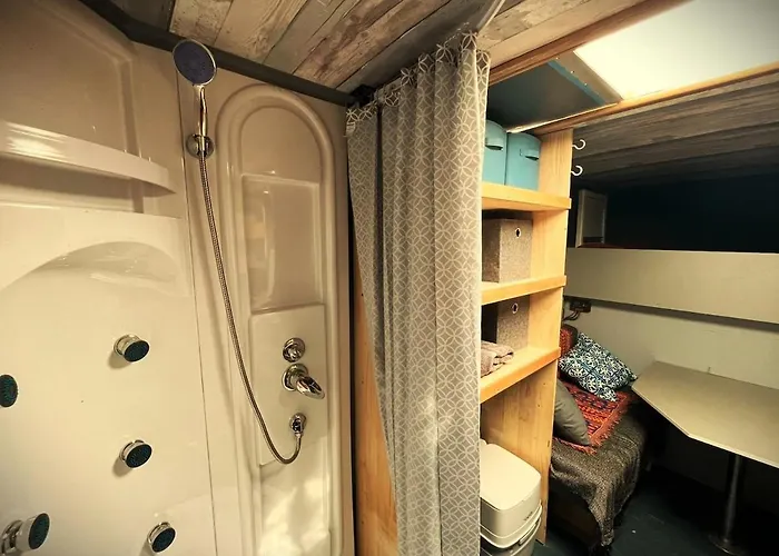 Hotel en barco Adventure Riverside Campervan ! Bristol